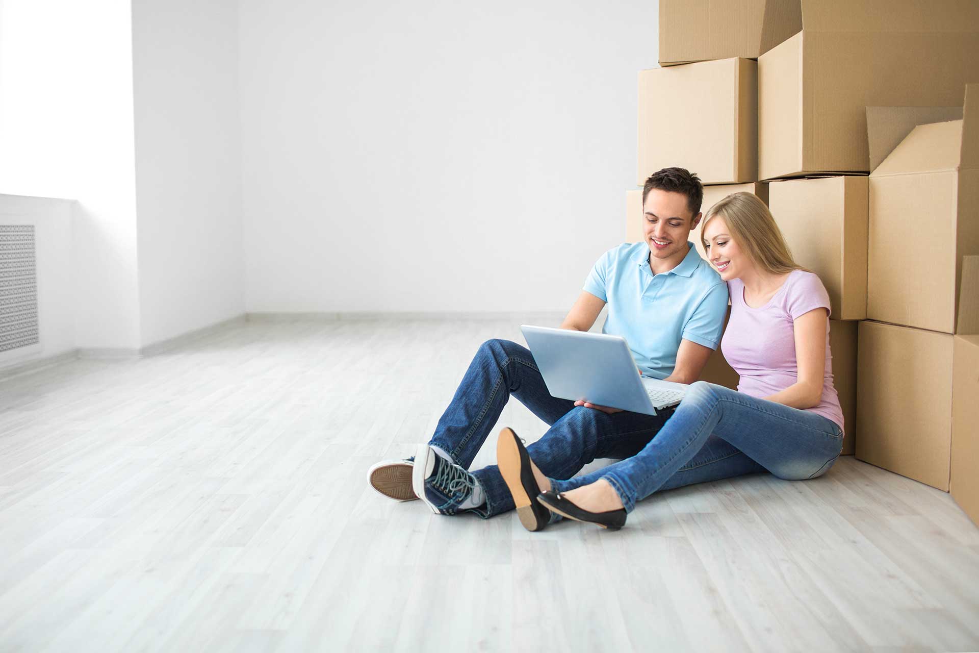 photo of a couple on a laptop looking for quotes